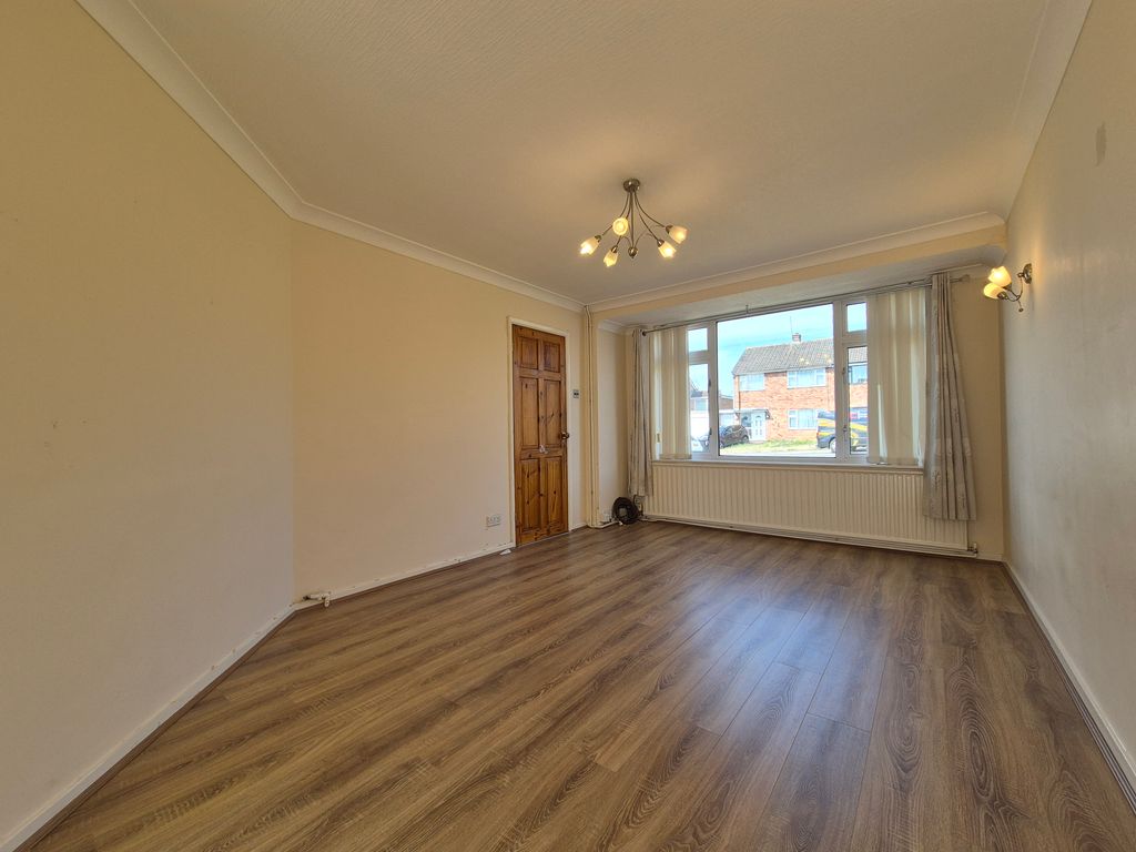 Property photo 3 of 18 Lounge 2