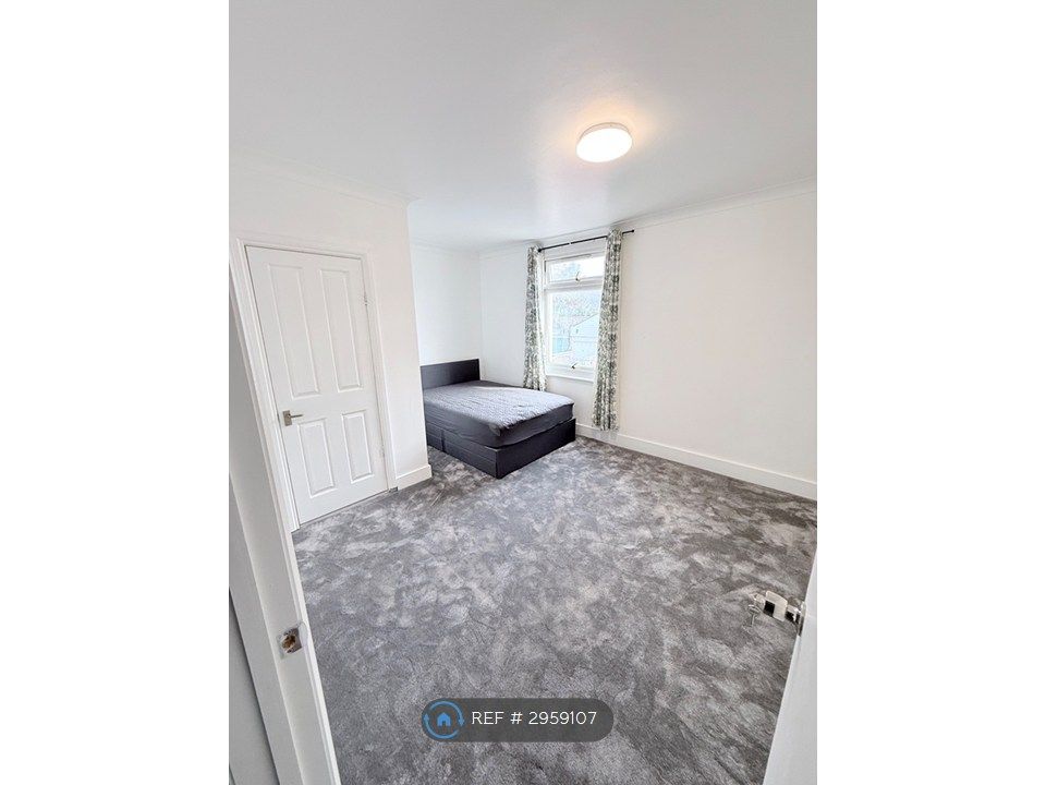 Property photo 2 of 12 Master En-Suite
