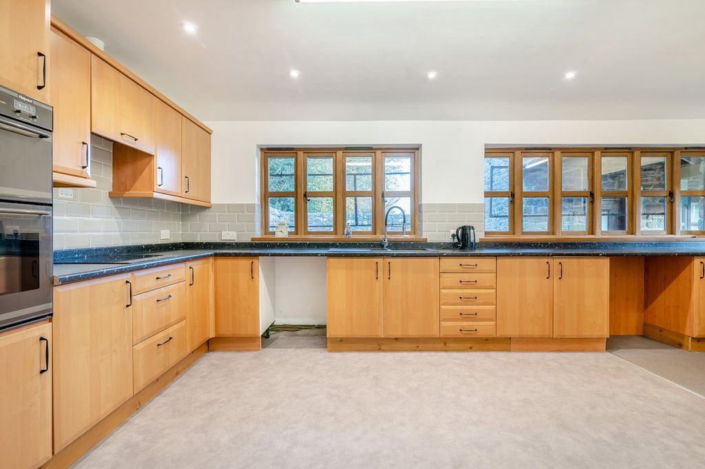 Property photo 2 of 33