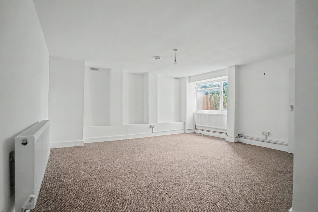 Property photo 2 of 15 Flat A, 83 Shrewsbury Lane, Plumstead, London, Se18 3Jw