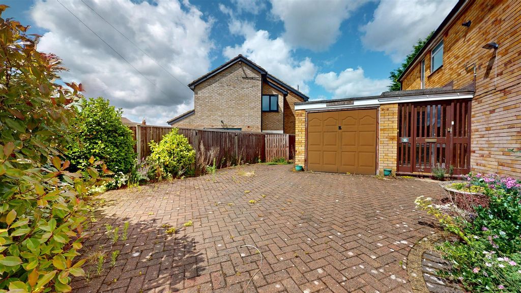 Property photo 2 of 24 Croxteth Drive Driveway