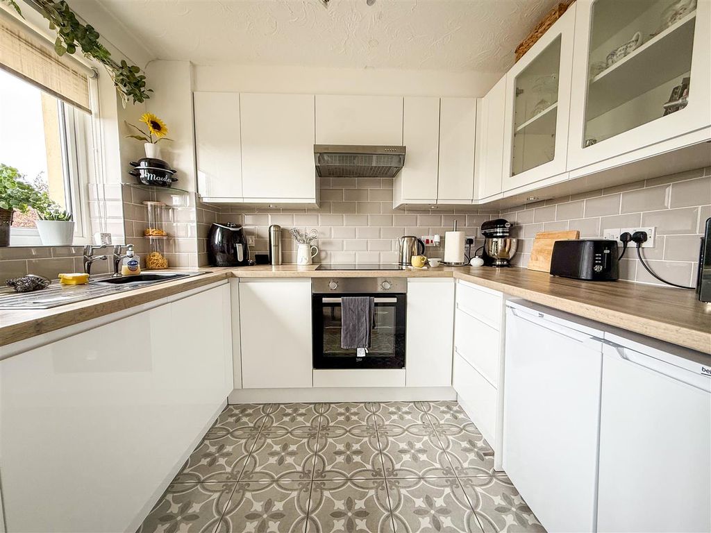 Property photo 3 of 14 Kitchen