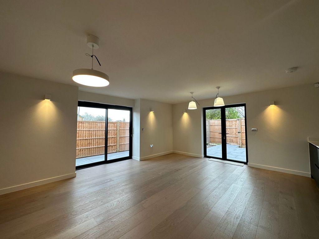 Property photo 3 of 8 Lounge