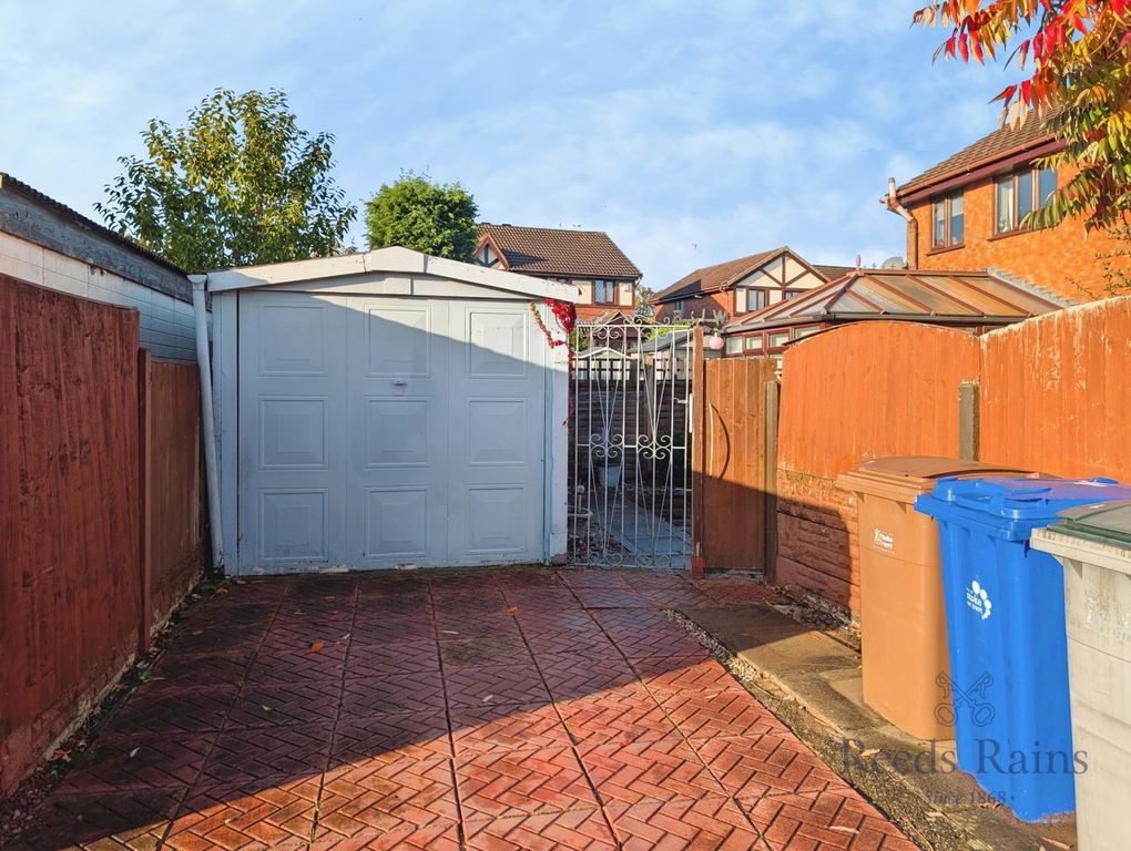 Property photo 3 of 11 Garage