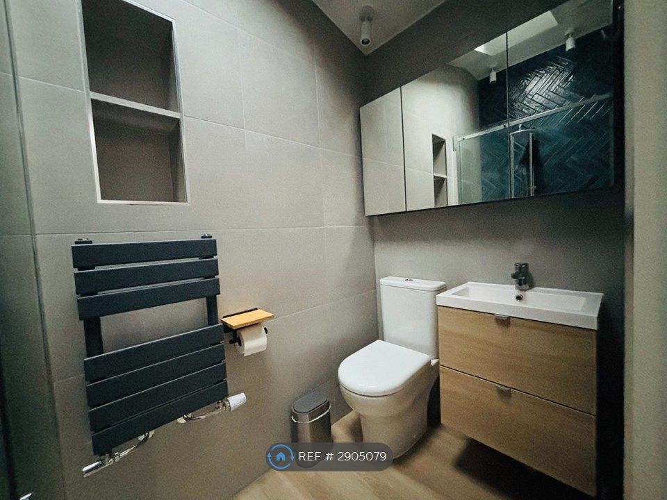 Property photo 3 of 19 Master Bedroom Ensuite Bathroom