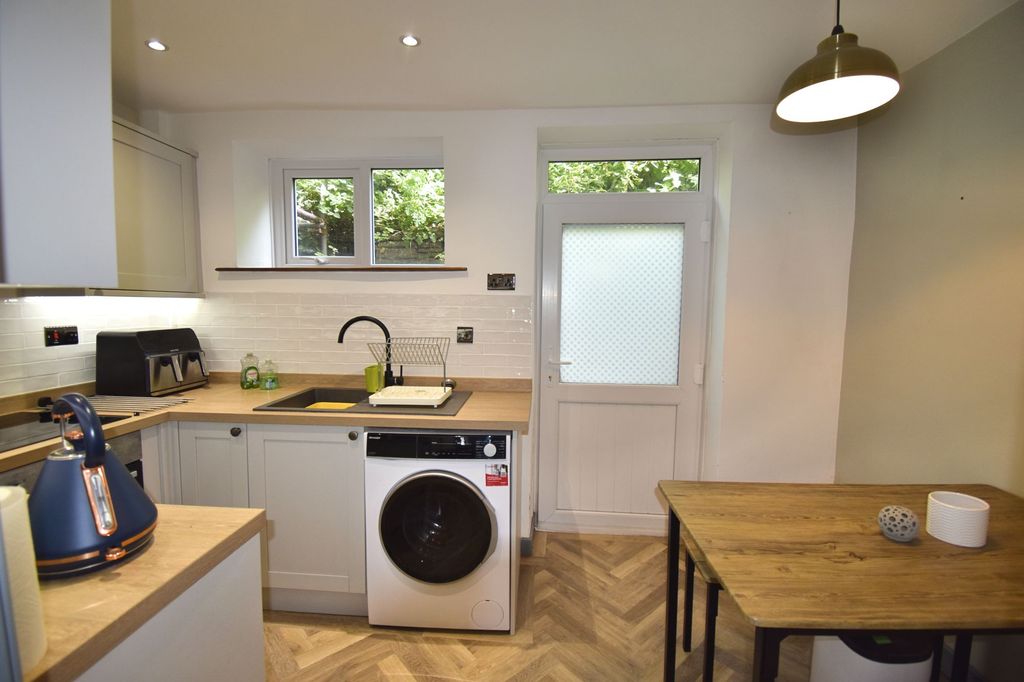 Property photo 3 of 11 Kitchen