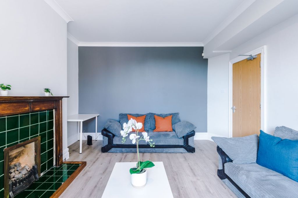 Property photo 2 of 15 201Or - Living Area