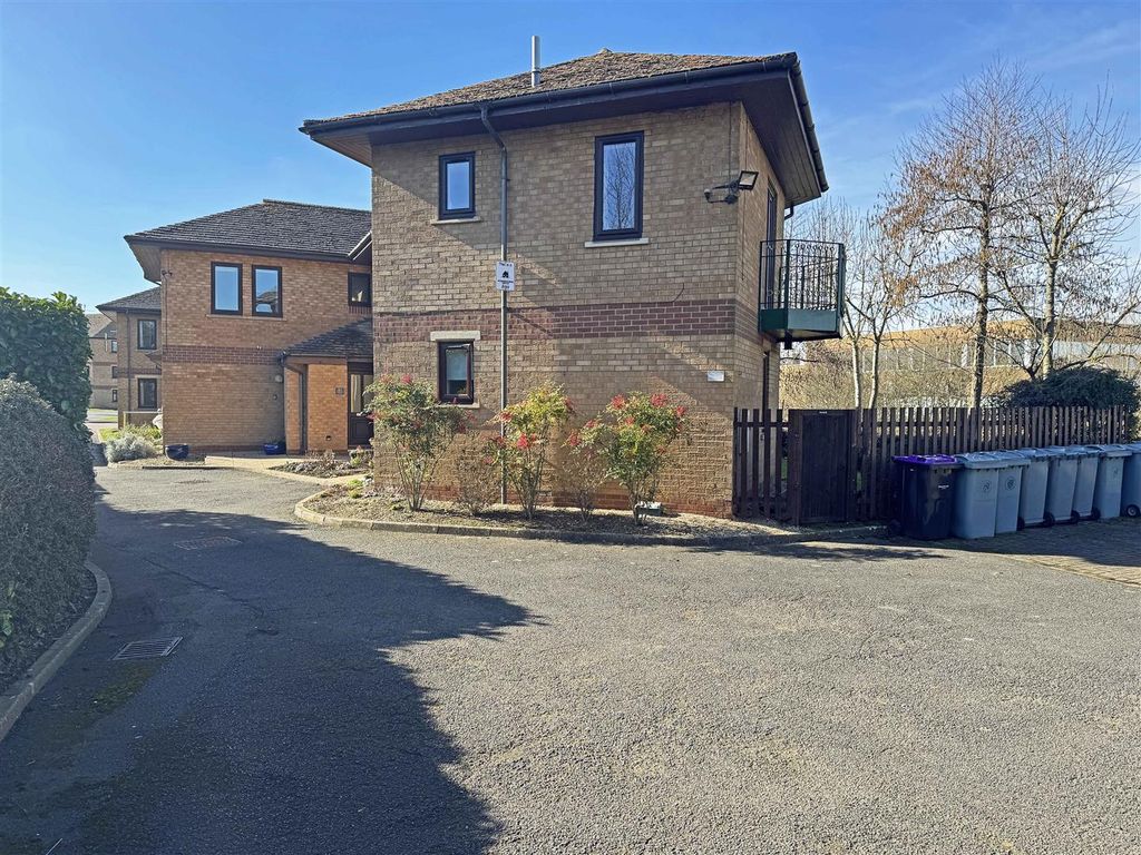 Property photo 1 of 12 Welland Mews, Stamford