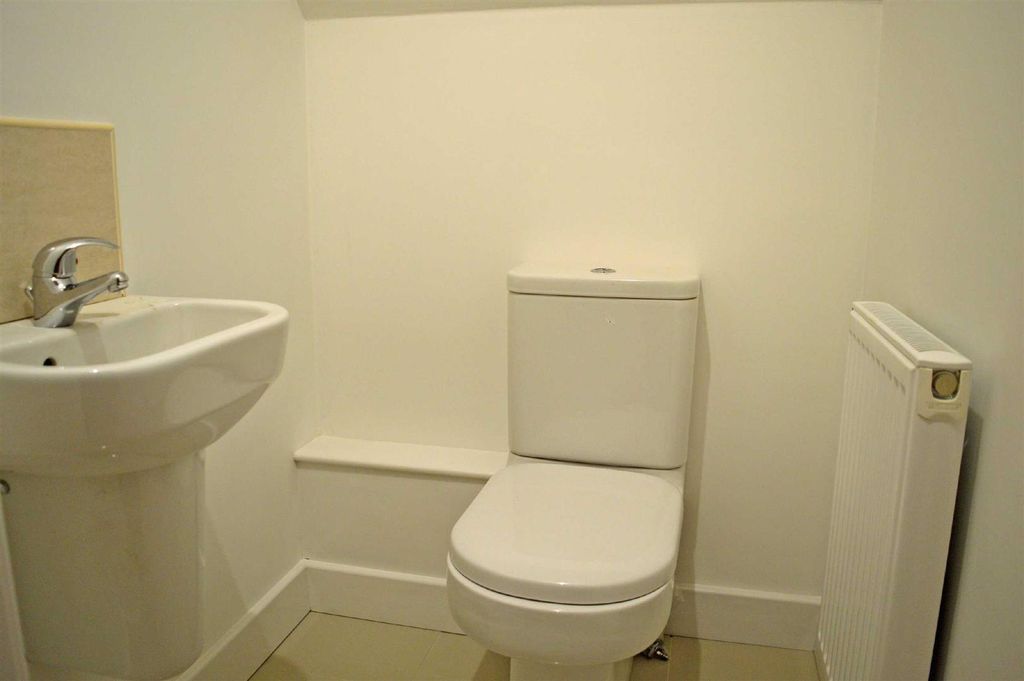 Property photo 3 of 10 Toilet.Jpg
