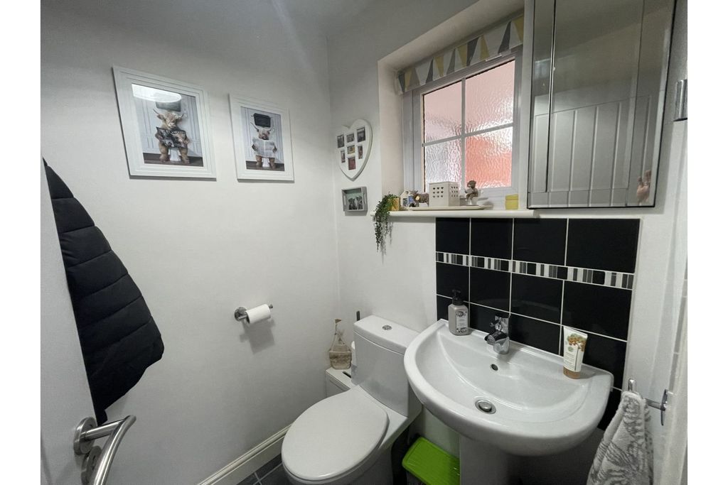 Property photo 3 of 18 Downstairs Cloakroom