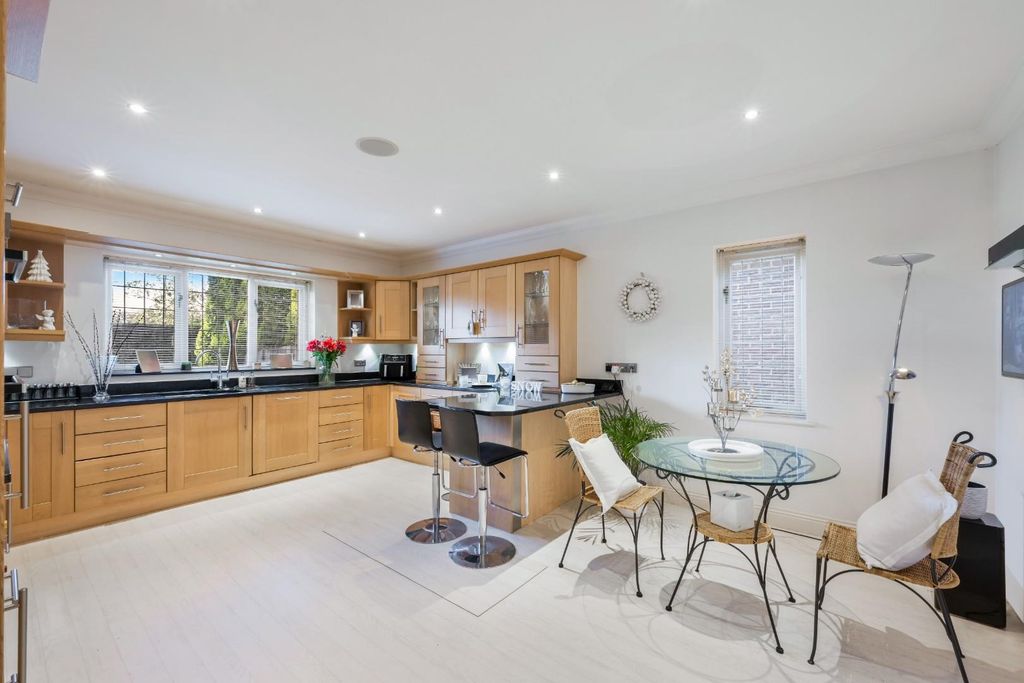 Property photo 2 of 35