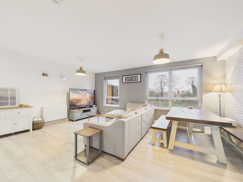 Property photo 1 of 9 Lounge/Dining Area