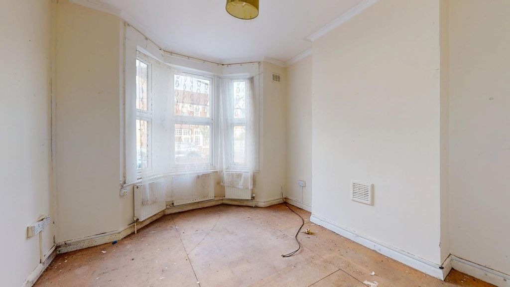Property photo 2 of 12 Flat 56A Adelaide Road, Ealing, London, W13 9Eb