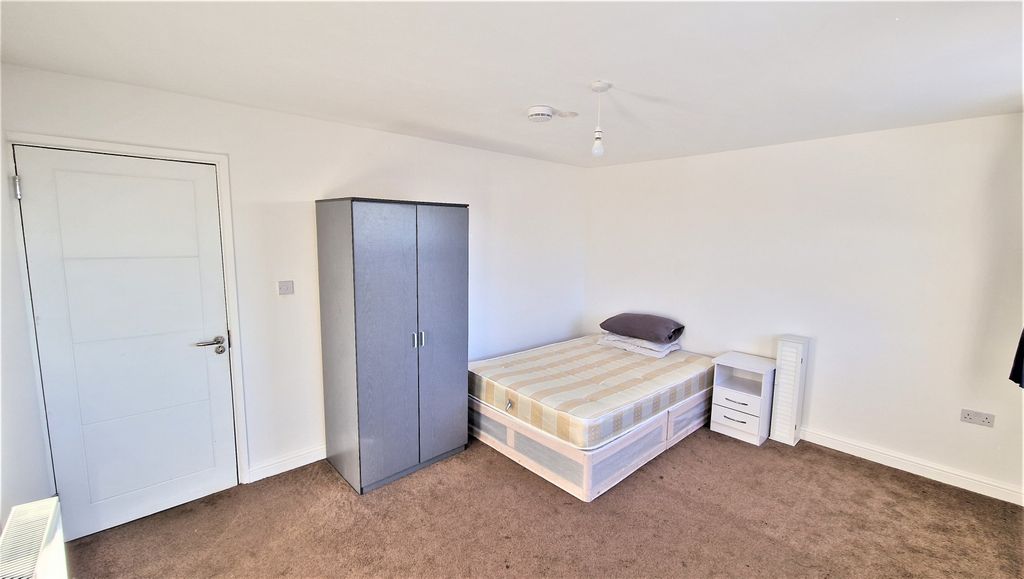 Property photo 1 of 10 Double Room Available To Rent Located On Eaton Green Road In Luton, Wigmore
