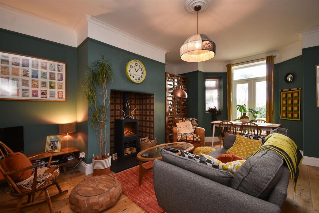 Property photo 1 of 21 Living Room