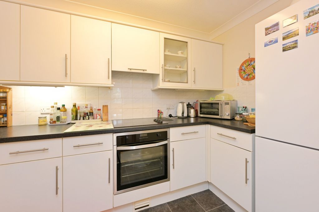 Property photo 3 of 11 Kitchen