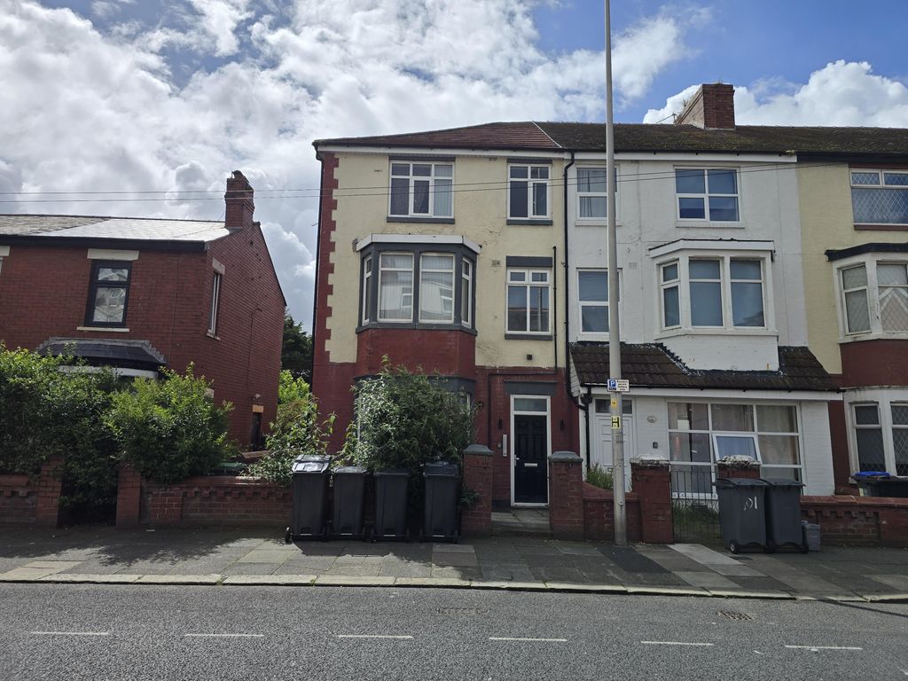 Property photo 1 of 4 10 South Row Centre.Jpg
