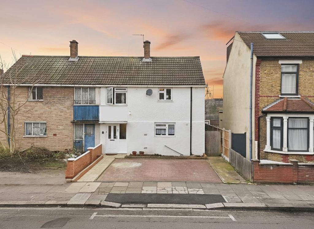Property photo 1 of 21 Suffolk Road Dusk