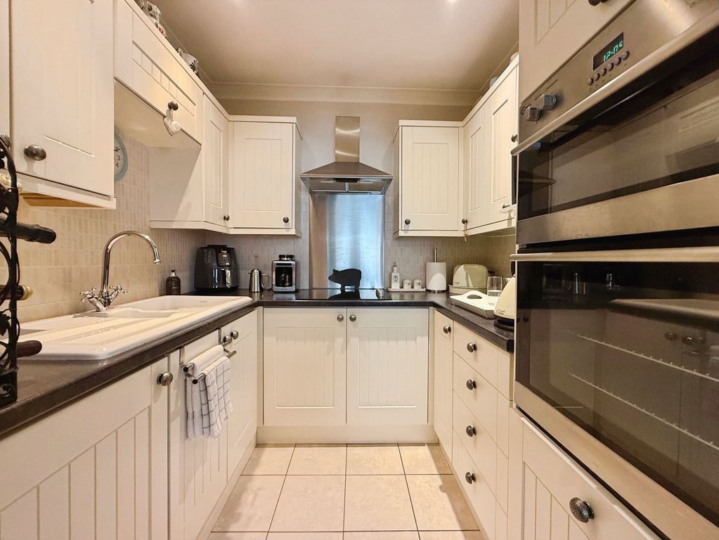 Property photo 3 of 10 Kitchen