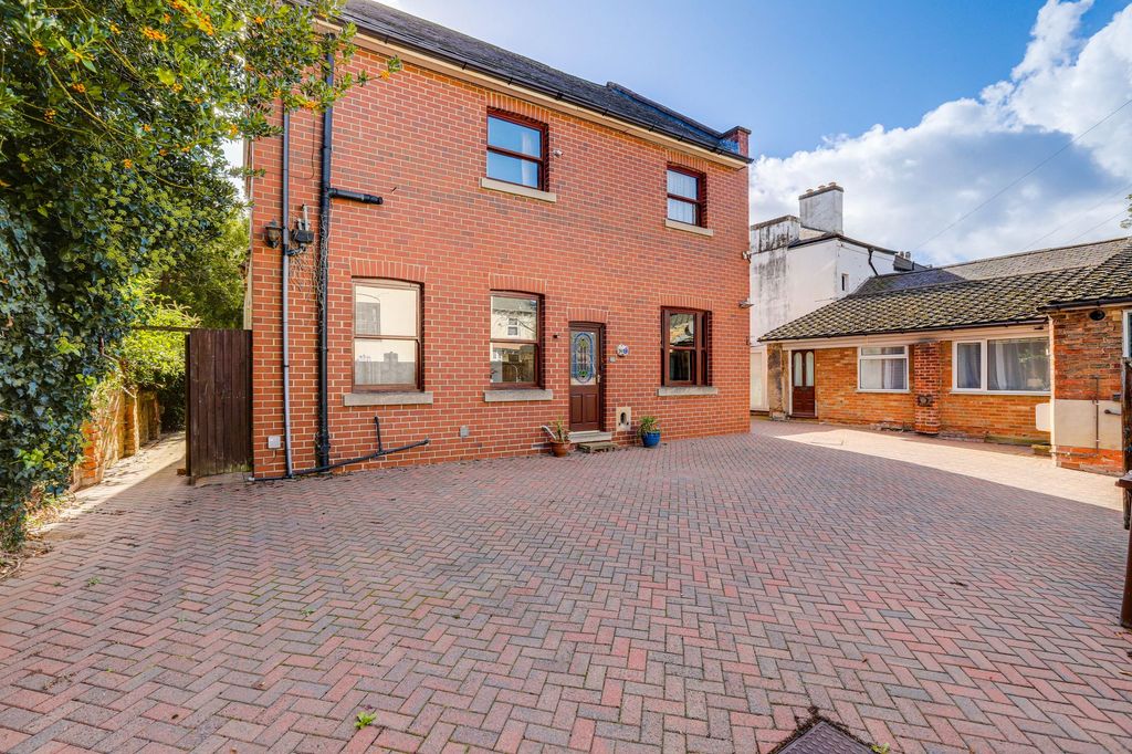 Property photo 1 of 40