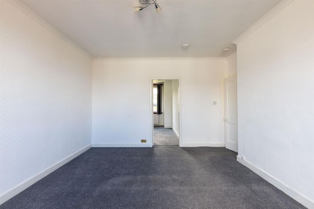 Property photo 3 of 18 S003.Jpg