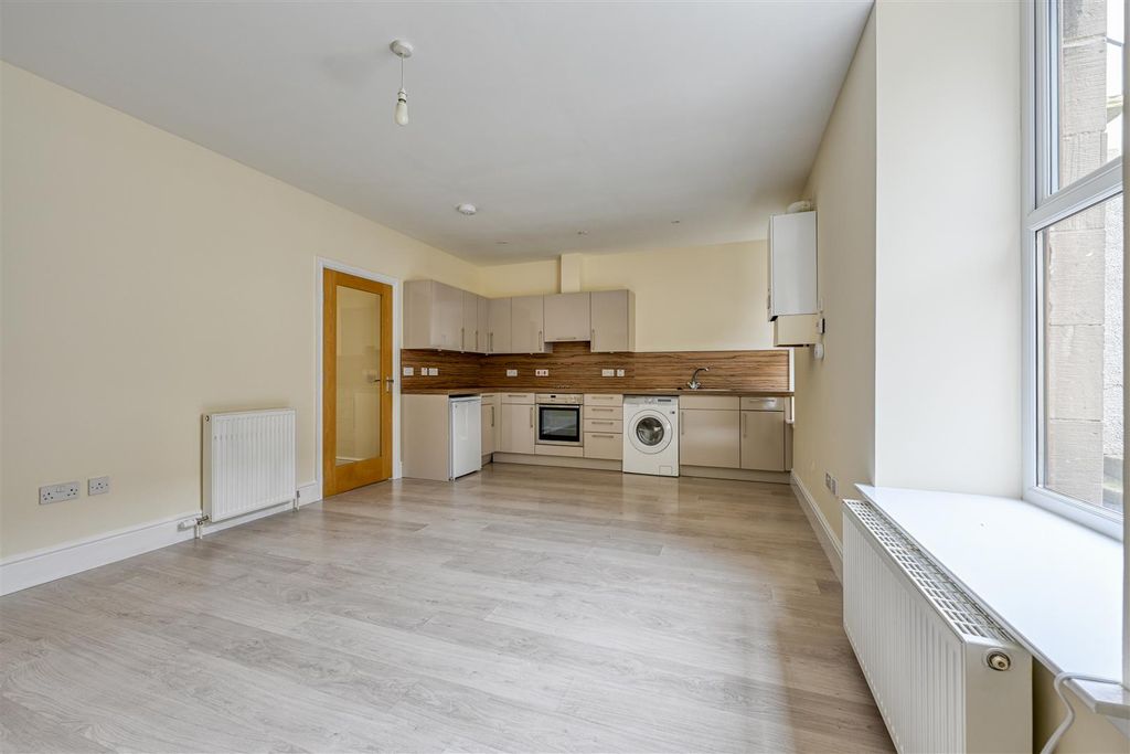 Property photo 3 of 12 Kitchen/Lounge/Diner