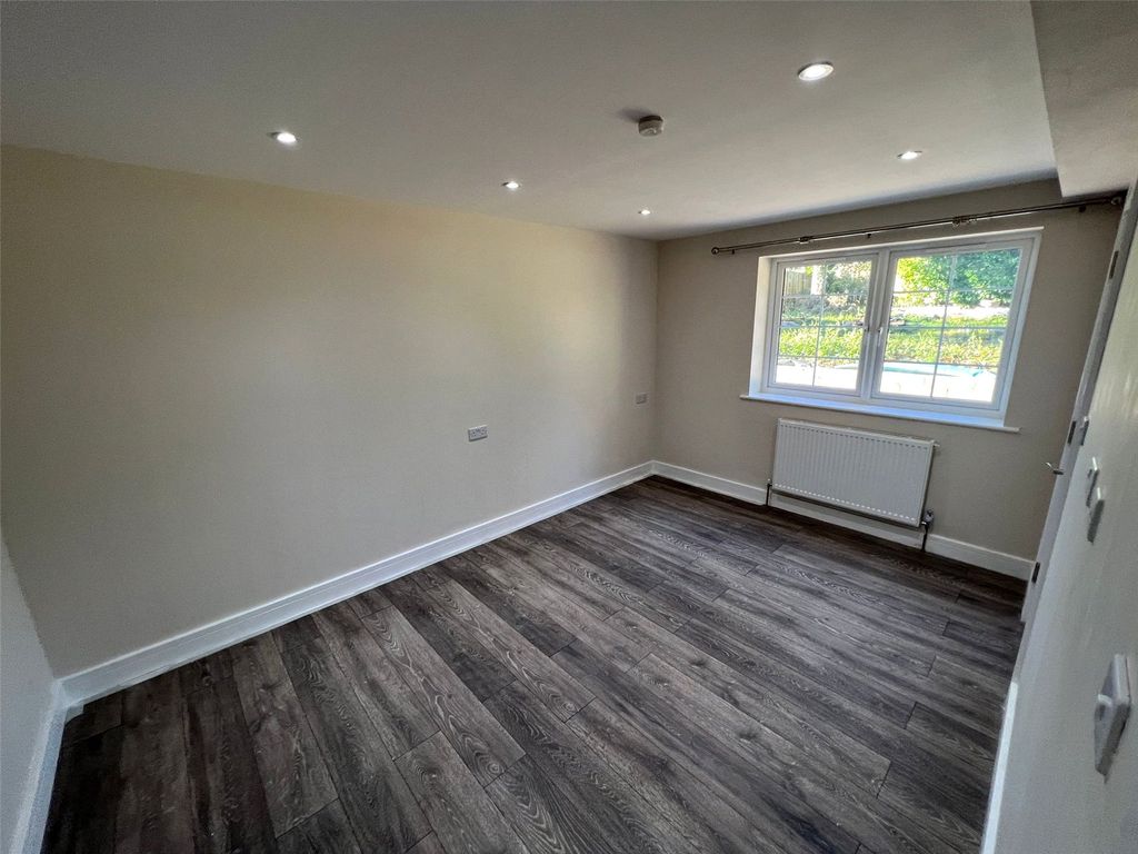 Property photo 3 of 6 Picture No. 04