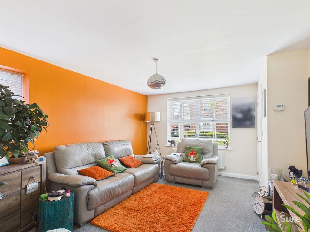 Property photo 2 of 11 Lounge