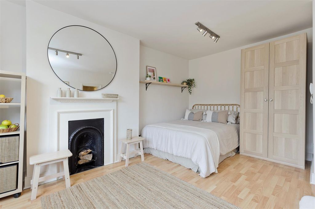 Property photo 2 of 6 Studio x 2.Jpg