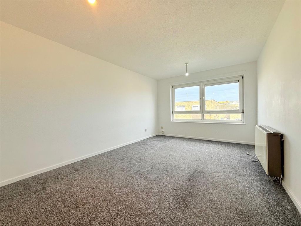 Property photo 3 of 10 Living Room