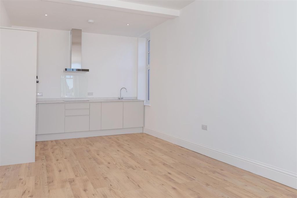 Property photo 3 of 9 Northcourt Flat 4_8.Jpg
