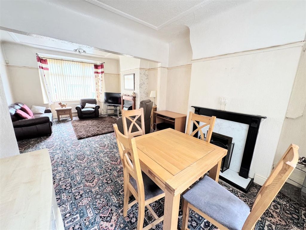 Property photo 3 of 14 Through Lounge
