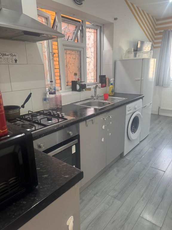 Property photo 1 of 6 One Bedroom First Floor Flat Ideal For Working Couple- £1400 Inclusive