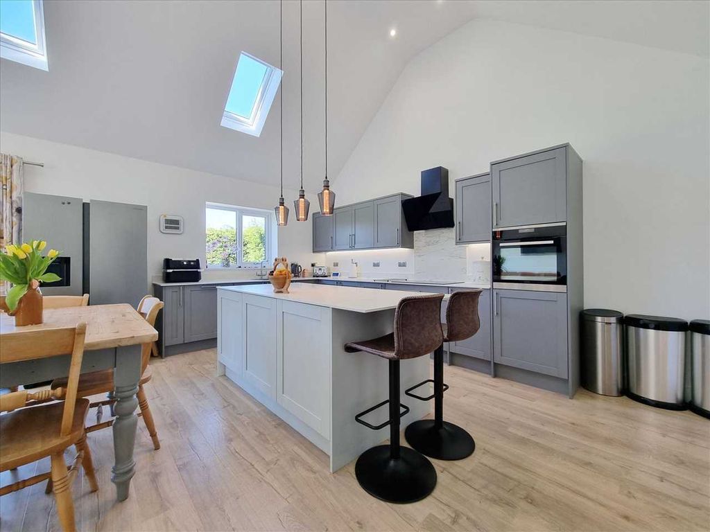 Property photo 3 of 22 Living Kitchen:
