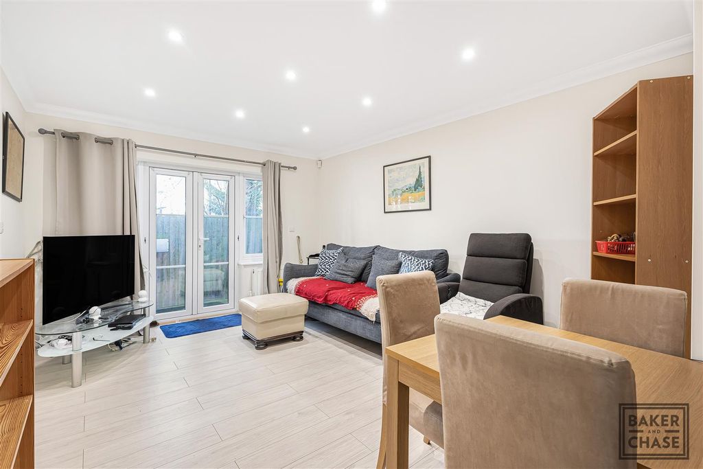 Property photo 2 of 19 Lounge