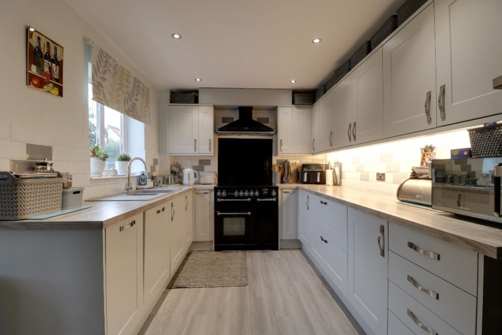 Property photo 3 of 16 Kitchen