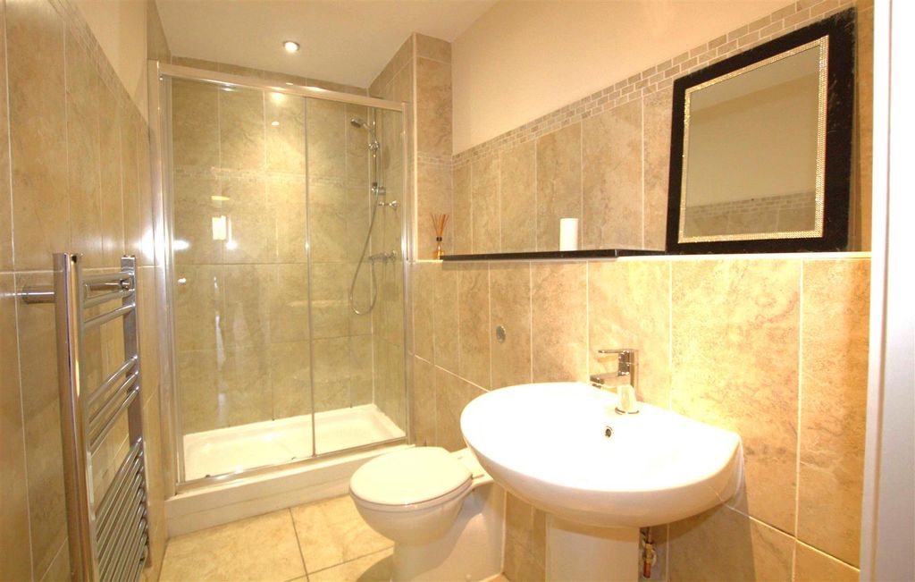 Property photo 3 of 9 En Suite