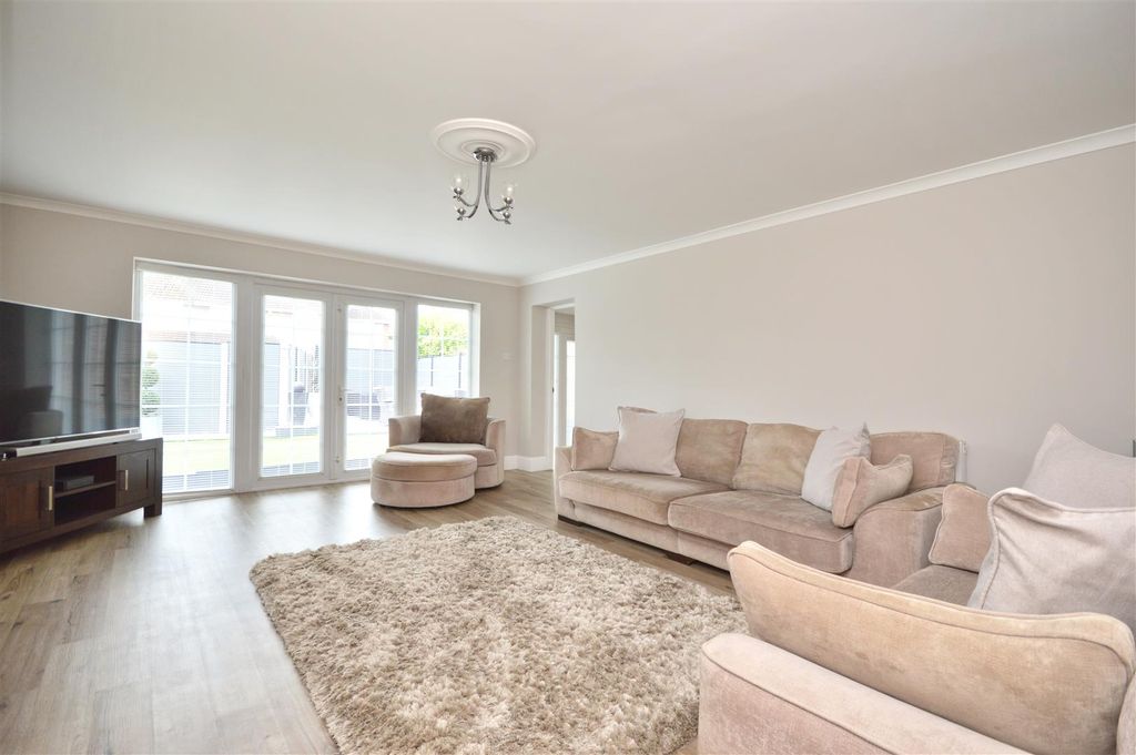 Property photo 2 of 19 Sitting Room