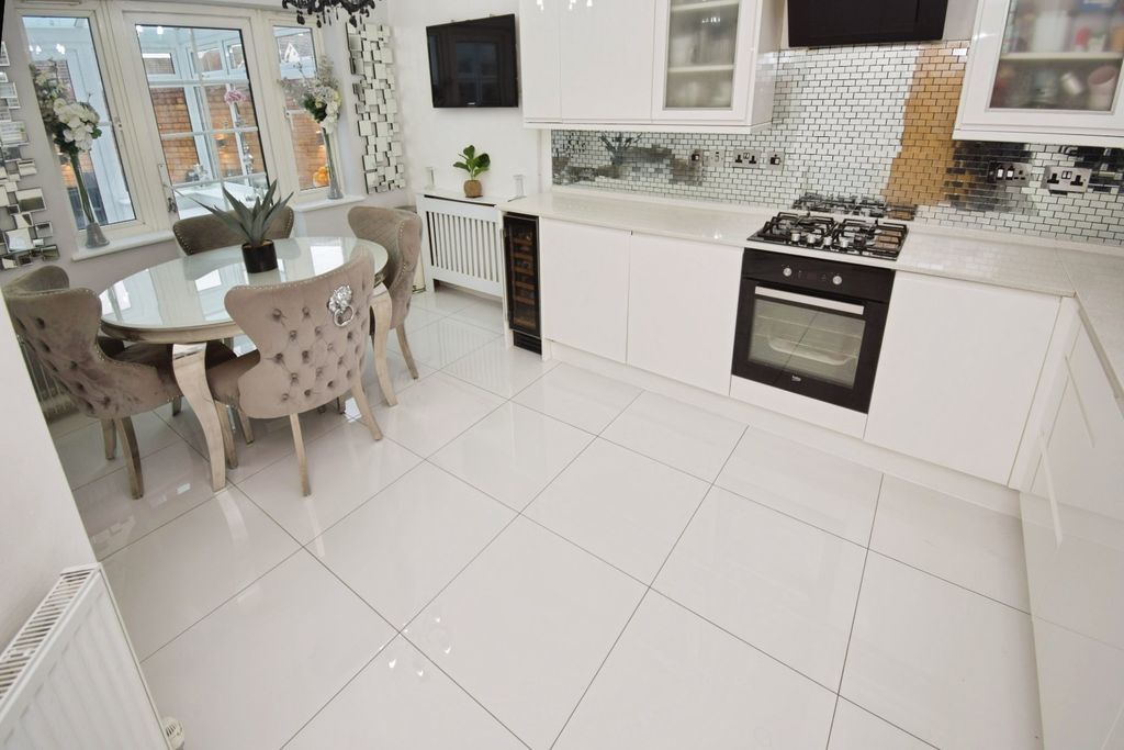 Property photo 2 of 28 Kitchen