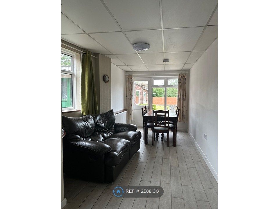 Property photo 3 of 9 Lounge Dinner