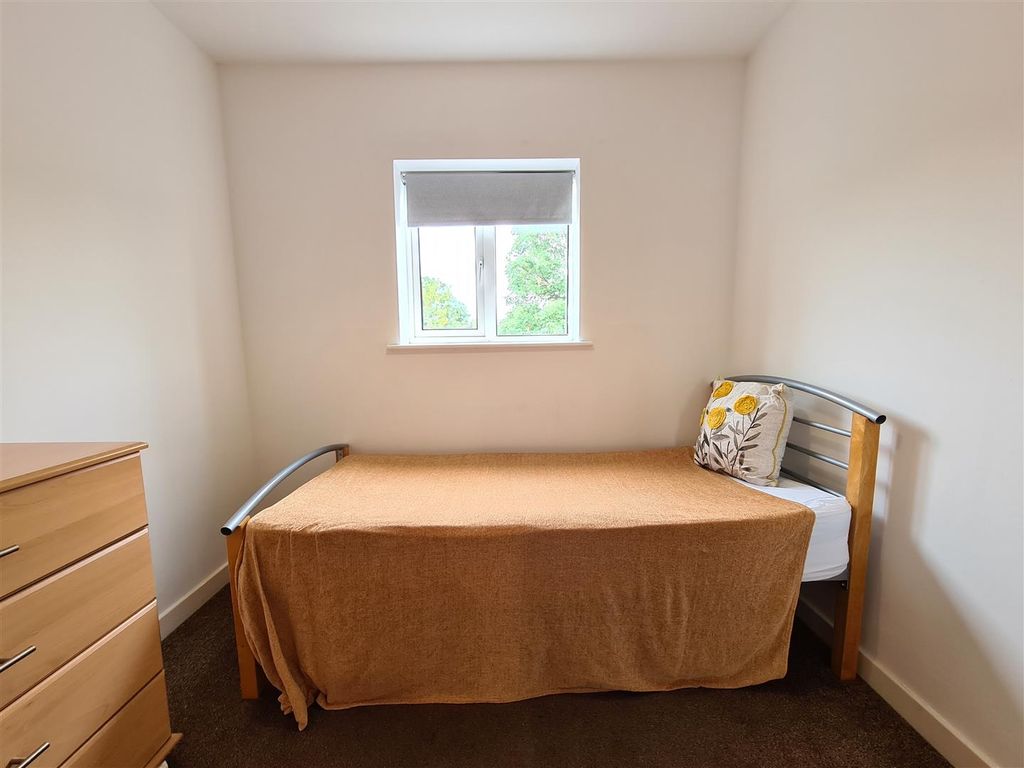 Property photo 3 of 13 Room 3
