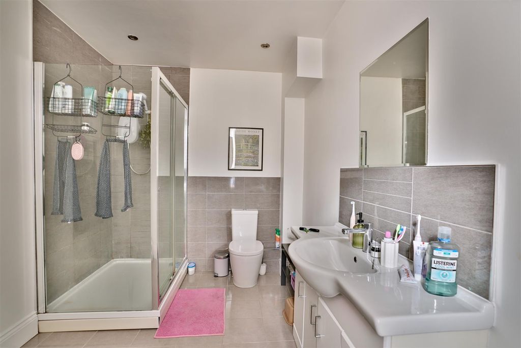 Property photo 1 of 7 Flat 4 Bathroom 2.Jpeg