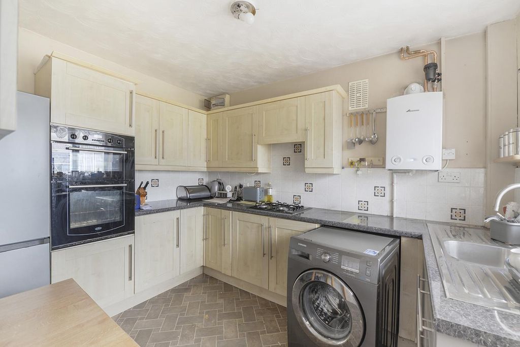 Property photo 3 of 12 Kitchen