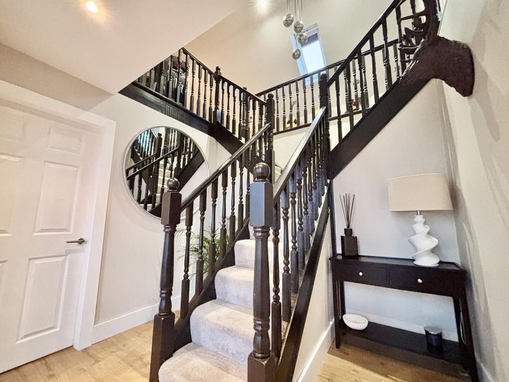 Property photo 2 of 37 Entrance Hall