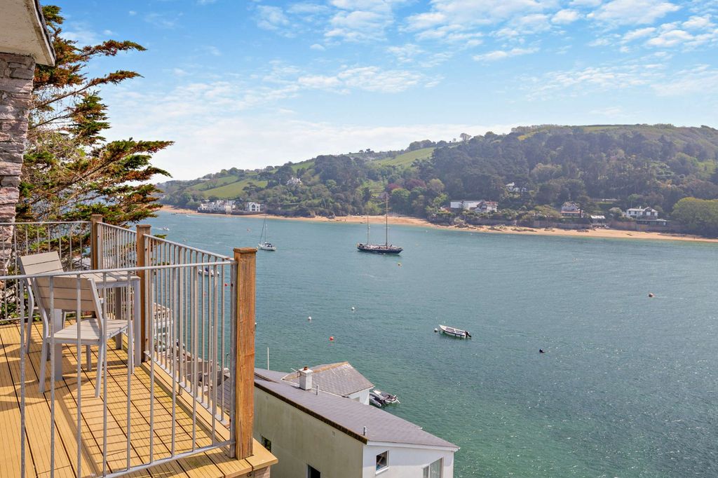 Property photo 3 of 21 Views