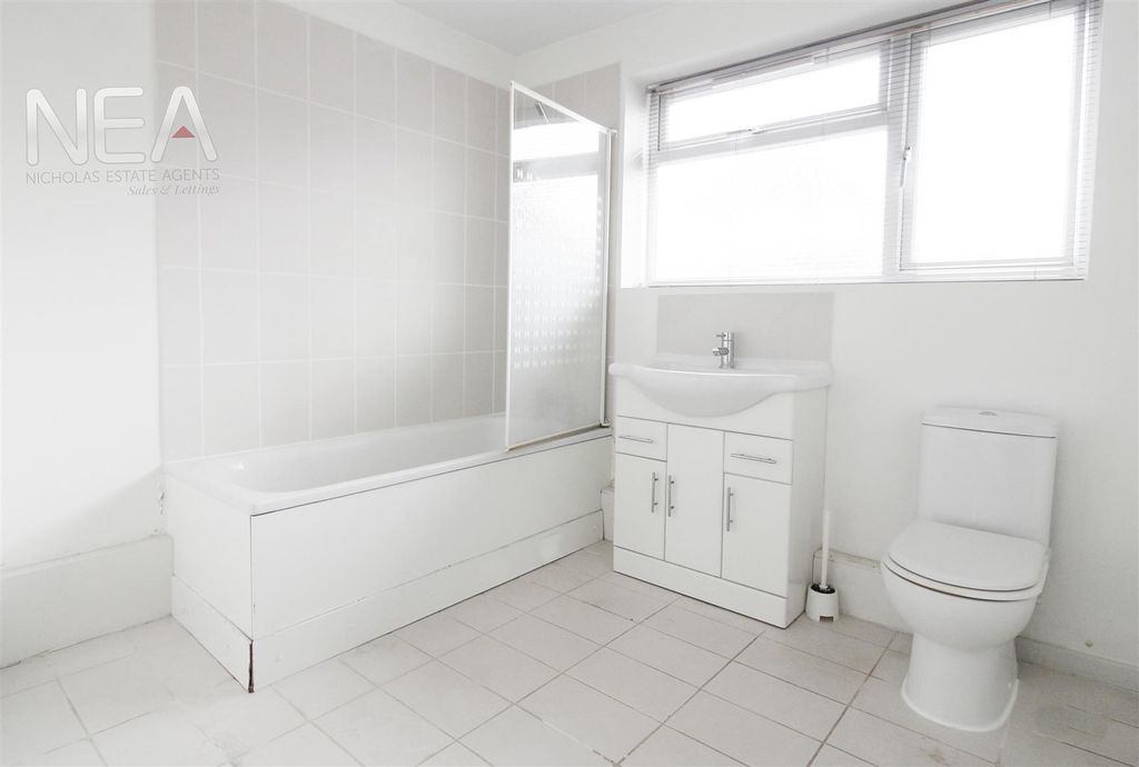 Property photo 3 of 12 Private Bathroom
