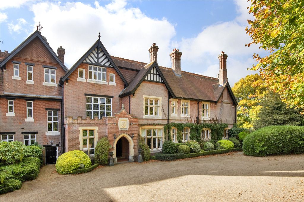 Property photo 1 of 11 North Frith Park