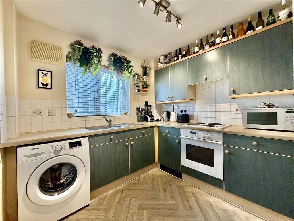 Property photo 3 of 9 Kitchen