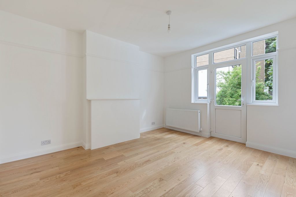 Property photo 2 of 11 2 Troy Road, Se19 - 6
