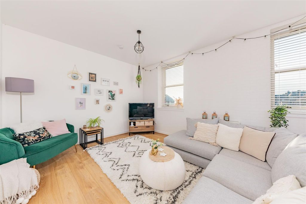 Property photo 3 of 14 29 Kemback Street Dundee-13.Jpg